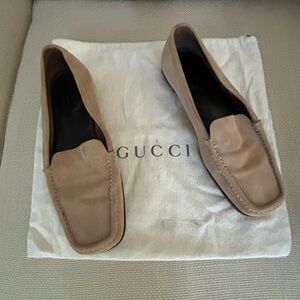 Superb suede Gucci loafers. Natural. EU 37
